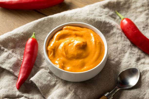 homemade spicy mayo aioli - pink pepper fotos imagens e fotografias de stock