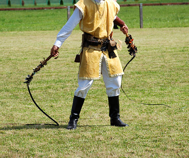 homem com bullwhips - bullwhip imagens e fotografias de stock