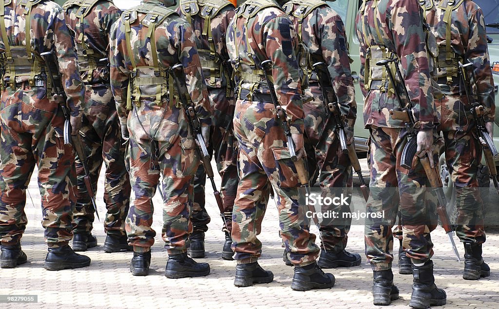 Soldaten in camouflage-Anzug mit Maschinengewehr - Lizenzfrei Rückansicht Stock-Foto