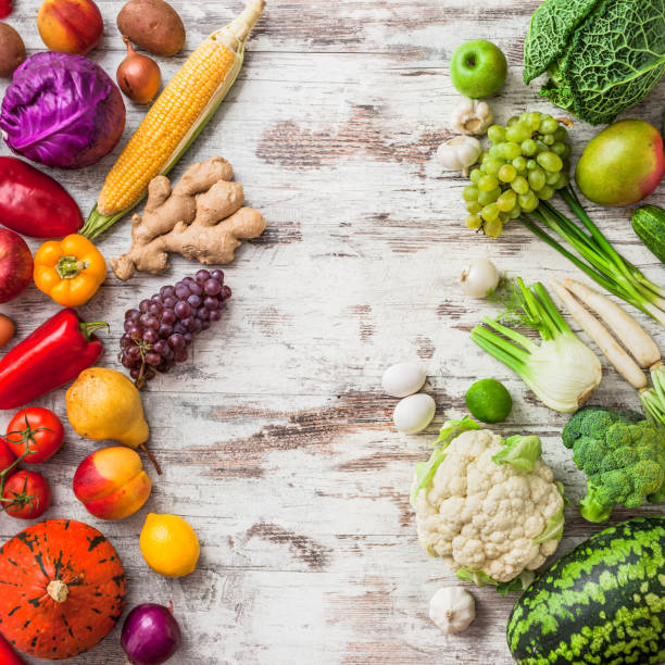 mix arcobaleno di colori assortiti di frutta e verdura su tavolo bianco - light vegetarian food garlic spice foto e immagini stock