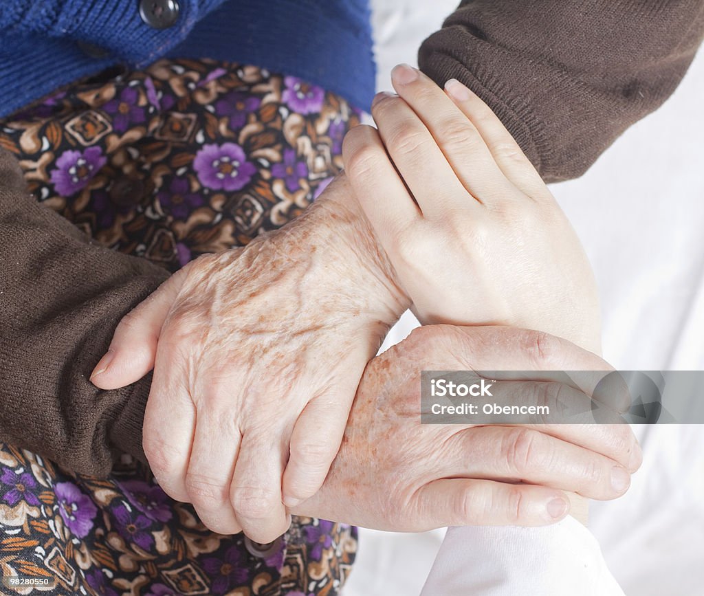 Young sweet médico tiene de la mujer de la mano - Foto de stock de Abuela libre de derechos