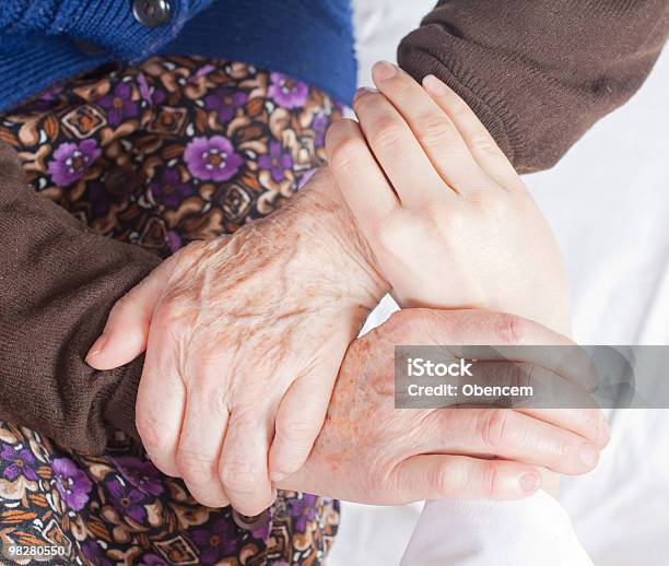 Photo libre de droit de Jeune Adorable Docteur Détient La Vieille Femme Mains banque d'images et plus d'images libres de droit de Adulte