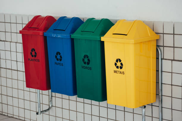 istock Selective collection of garbage with inscriptions in Portuguese 982822804