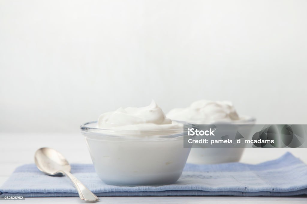 Yogur griego en un tazón de desayuno - Foto de stock de Yogur libre de derechos
