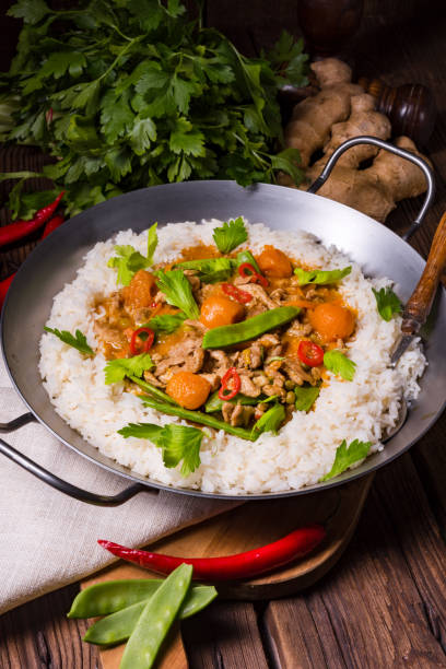 wok poêle avec lanières de viande et de légumes - beef rice orange stir fried photos et images de collection