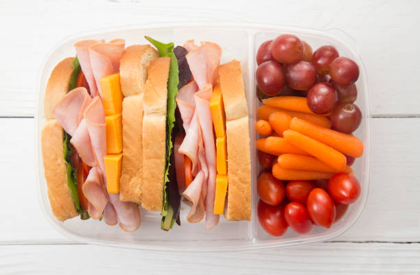 pranzo al sacco sano di sandwich al prosciutto e verdure - sandwich turkey lunch table foto e immagini stock