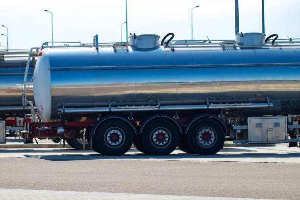 euro semi truck in autostrada. trasporto pesante semi-camion - truck close up fuel tanker semi truck foto e immagini stock