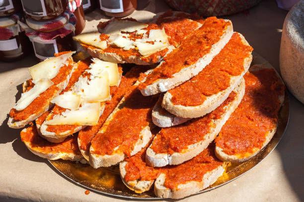 allevato con olio d'oliva (pa amb oli) con sobrasada e formaggio in vendita a porreres, maiorca - jeanne foto e immagini stock