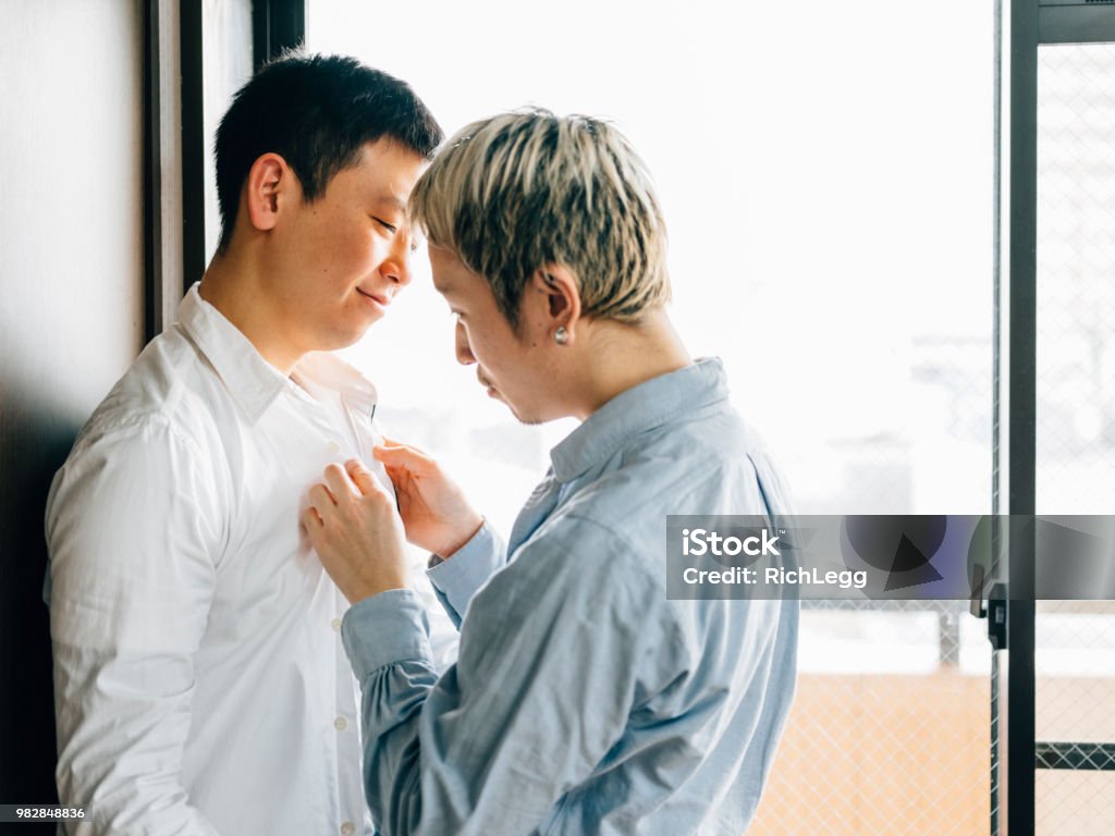 Pareja Gay De Los Hombres Japoneses Foto de stock y más banco de imágenes  de 20 a 29 años - 20 a 29 años, A la moda, Adulto - iStock