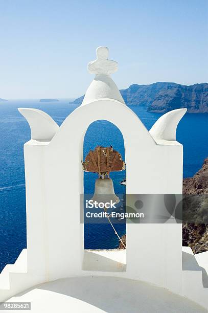Sino Da Igreja De Santorini A Grécia - Fotografias de stock e mais imagens de Ao Ar Livre - Ao Ar Livre, Azul, Caldeira - Cratera Vulcânica