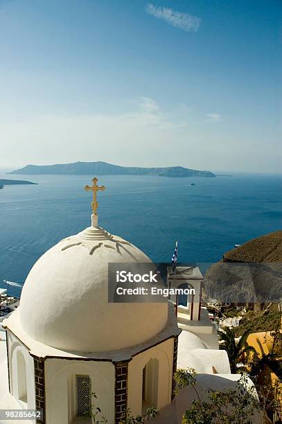 Cúpula De La Iglesia Blanca Foto de stock y más banco de imágenes de Acantilado - Acantilado, Agua, Aire libre