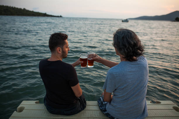 istock Friends on the pier to have fun 982861244