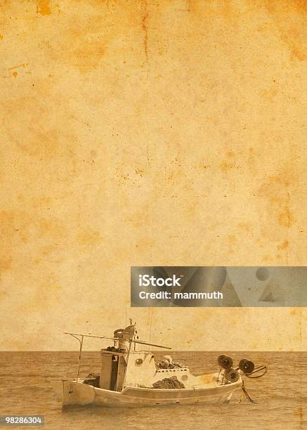 Barca Da Pesca In Mare - Fotografie stock e altre immagini di Rimorchiatore - Rimorchiatore, Stile retrò, Vecchio stile