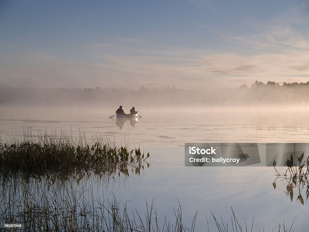 Kanufahrt am frühen Morgen Nebel - Lizenzfrei Erwachsene Person Stock-Foto