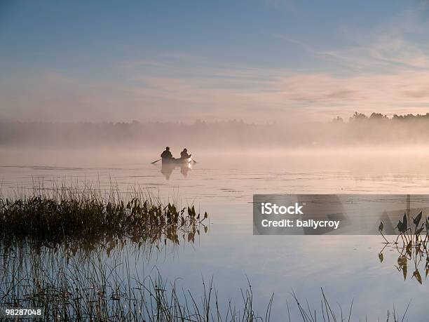 Kanufahrt Am Frühen Morgen Nebel Stockfoto und mehr Bilder von Erwachsene Person - Erwachsene Person, Farbbild, Fotografie