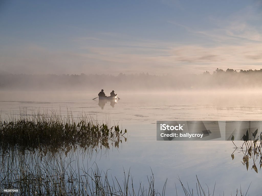 Canoe en la niebla de la mañana - Foto de stock de Actividades recreativas libre de derechos