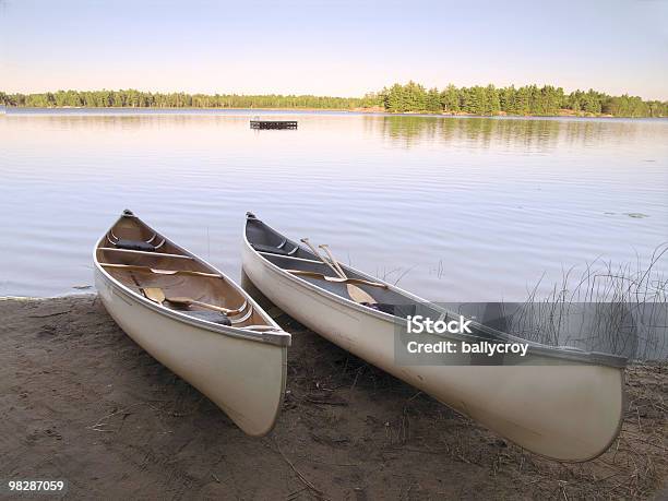 2 つのカヌー - カヌーのストックフォトや画像を多数ご用意 - カヌー, 湖, オール