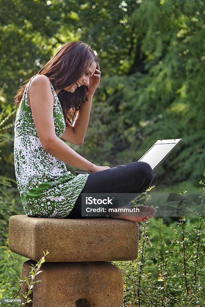 laughning ragazza con laptop - Foto stock royalty-free di Adolescente