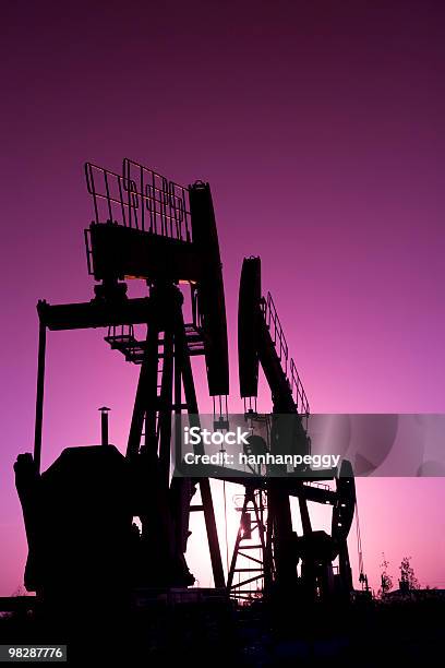 Bomba De Petróleo Foto de stock y más banco de imágenes de Acero - Acero, Aire libre, Anochecer