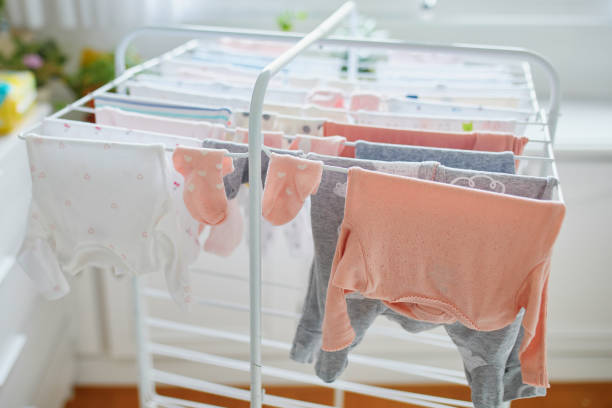 podstawowe ubrania dla noworodków umyte i wiszące na linii bielizny - body jewlery zdjęcia i obrazy z banku zdjęć