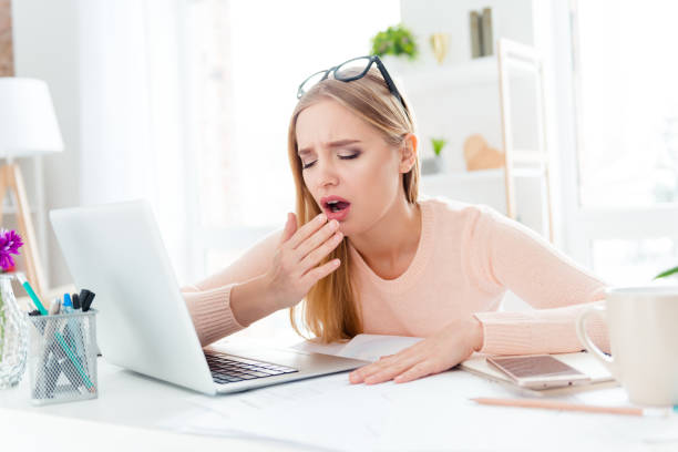 retrato de sueño nerd chica enorme sala de estar en el escritorio usando laptop cansado de la rutina, tener una gran cantidad de material para exámenes de aprendizaje la tarea de cursos en línea - nerd student female exam fotografías e imágenes de stock