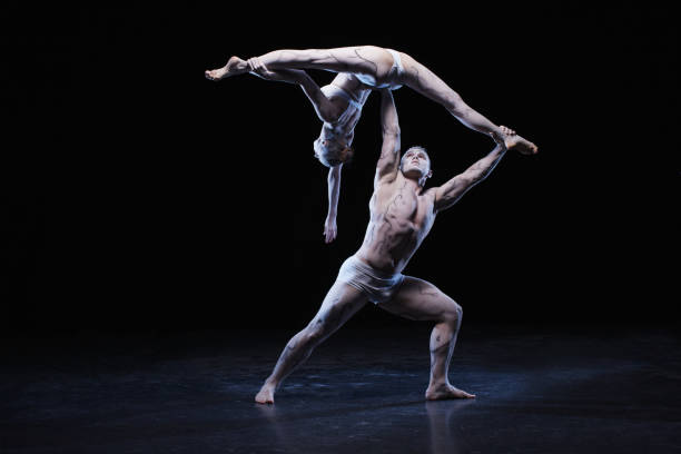 mann und frau in leidenschaftlichen tanz-pose - akrobat stock-fotos und bilder