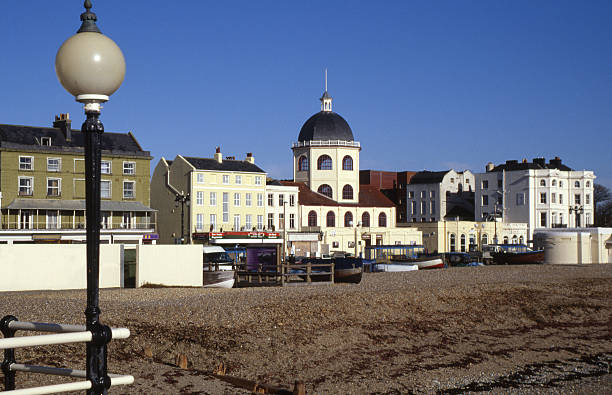 море с купол кинотеатр на worthing. западный суссекс. англия - worthing стоковые фото и изображения