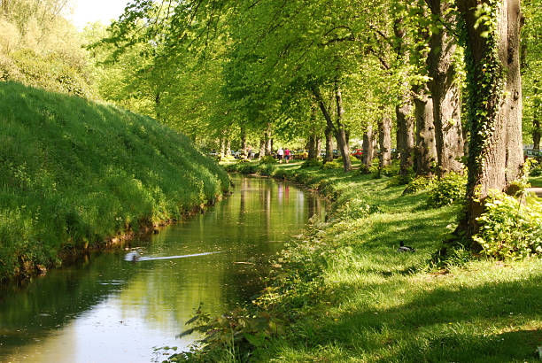 stream pela castelo de arundel. west sussex. inglaterra - arundel england imagens e fotografias de stock