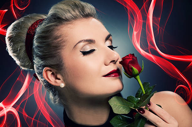 hermosa dama con rosas rojas - scented smoke single flower flower fotografías e imágenes de stock