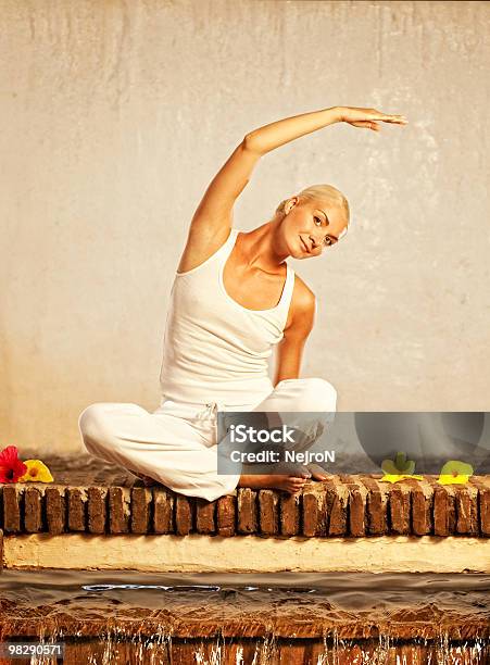 Bellissima Giovane Donna Facendo Esercizio Di Yoga - Fotografie stock e altre immagini di Acqua - Acqua, Adulto, Allenamento