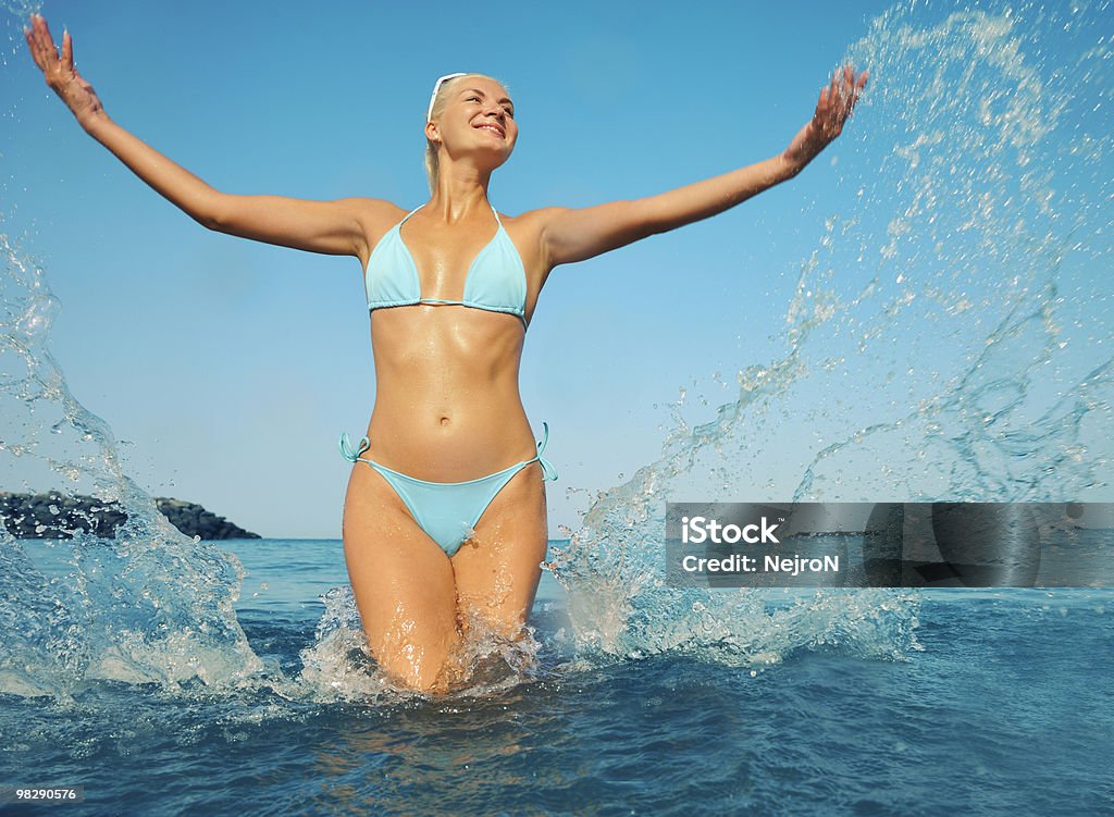 Mulher feliz no mar - Foto de stock de Adulto royalty-free