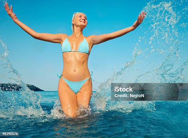 Счастливая Женщина В Море — стоковые фотографии и другие картинки Беззаботный - Беззаботный, Бикини, Веселье