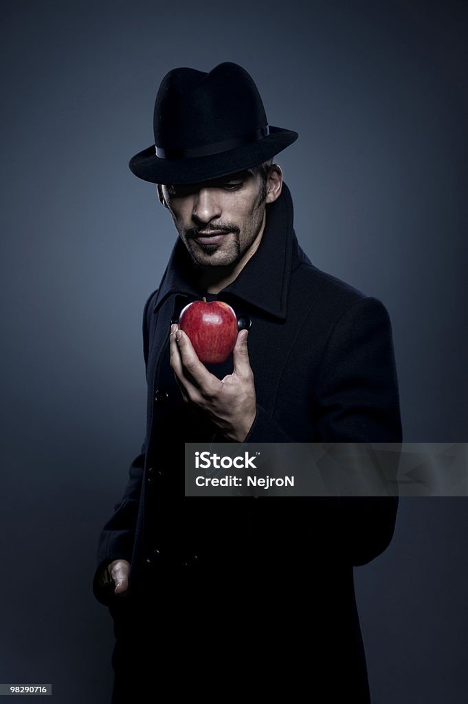 神秘的なりんごを持つ男性 - 1人のロイヤリティフリーストックフォト