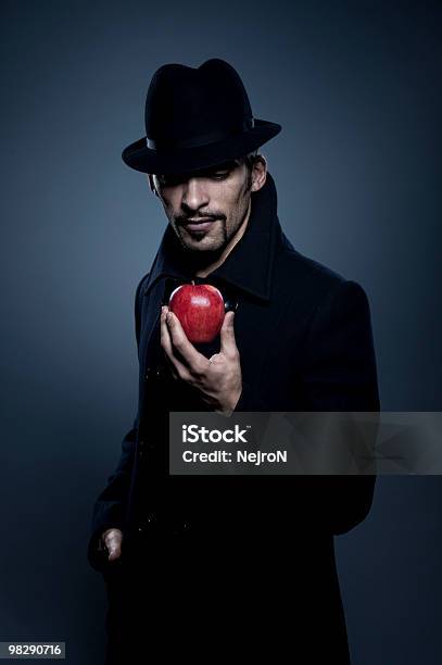 神秘的なりんごを持つ男性 - 1人のストックフォトや画像を多数ご用意 - 1人, あごヒゲ, よそ者