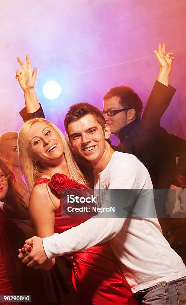 Menschen Tanzen In Der Nachtclub Stockfoto und mehr Bilder von Attraktive Frau - Attraktive Frau, Beleuchtet, Bewegung