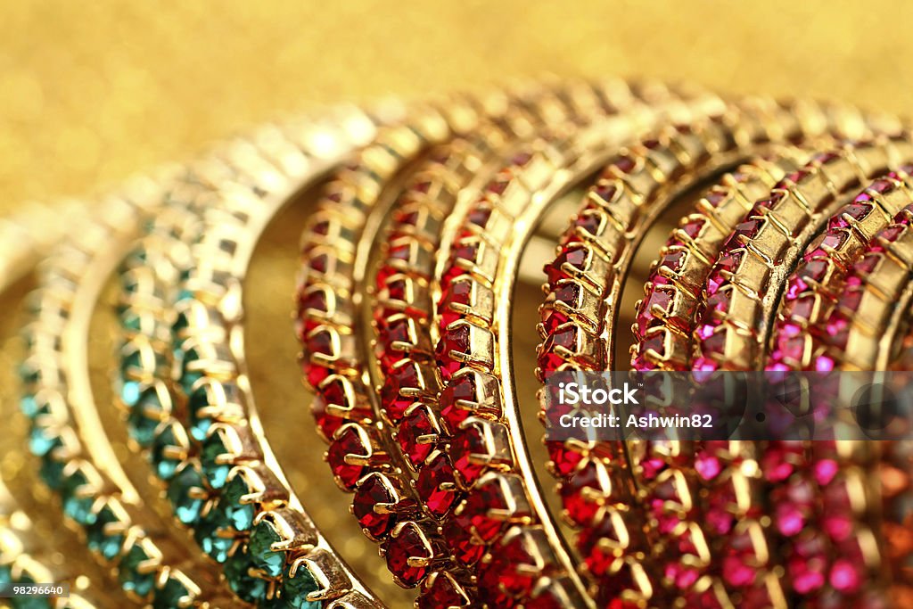 Zbliżenie kolorowe bransoletki z Indii. - Zbiór zdjęć royalty-free (Akcesorium osobiste)