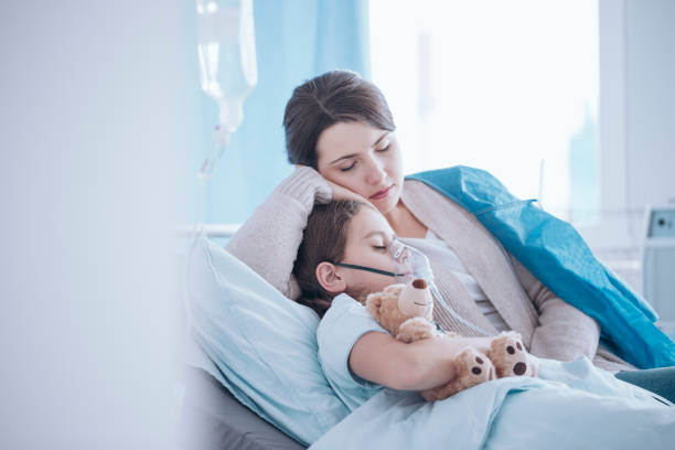 mutter kümmert sich um kranke tochter mit sauerstoffmaske und teddybär - sleeping child mother family stock-fotos und bilder