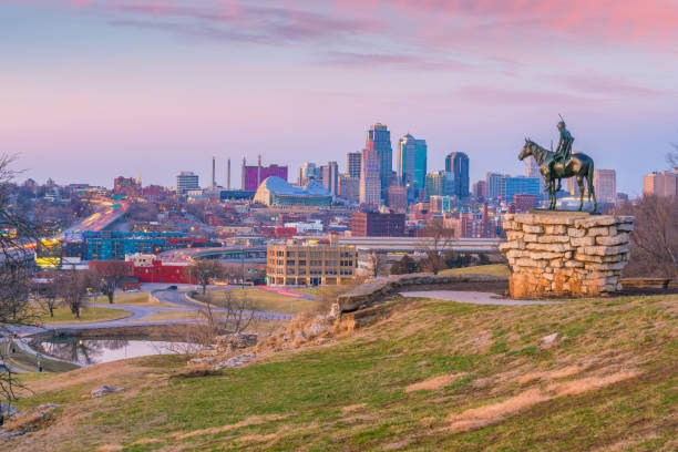 istock The Scout overlooking downtown Kansas City 982988052