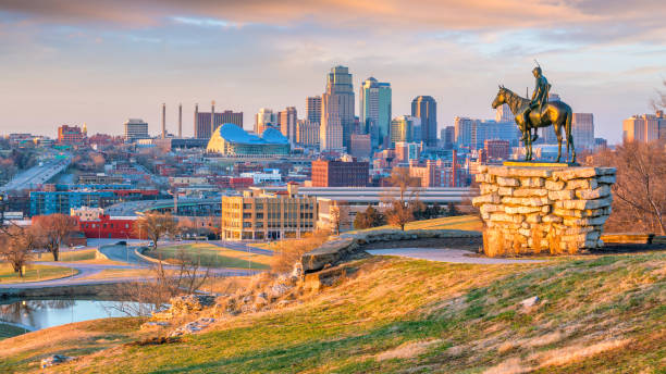 The Scout overlooking downtown Kansas City The Scout overlooking downtown Kansas City. The Scout is a famous statue(108 years old statue). It was conceived by Dallin in 1910 kansas photos stock pictures, royalty-free photos & images