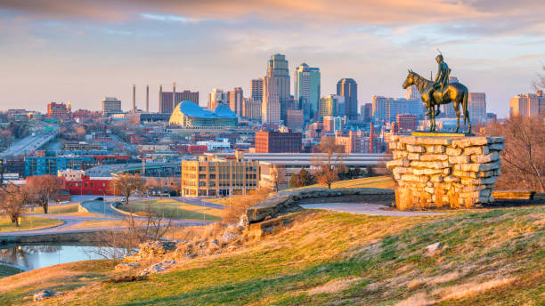 разведчик с видом на центр канзас-сити - kansas стоковые фото и изображения