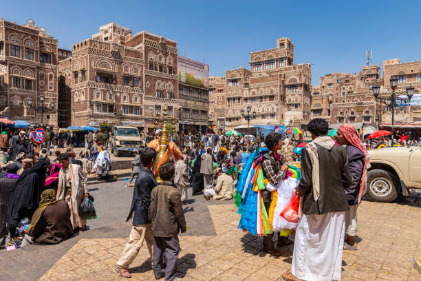 vecchia piazza a sanaa. - yemen foto e immagini stock