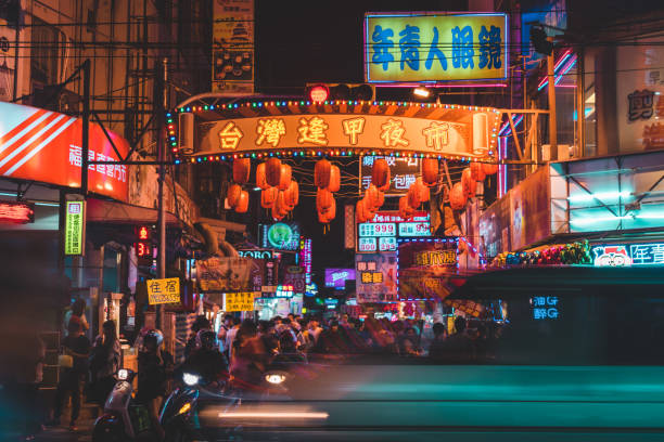 台中 fengcia ナイト マーケットの通りの交差 - 台湾 ストックフォトと画像