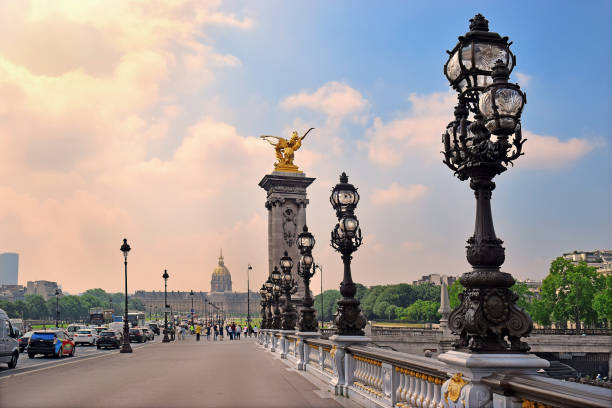 pont alexandre iii sobre o rio sena e do hotel des invalides, paris - napoleon iii - fotografias e filmes do acervo