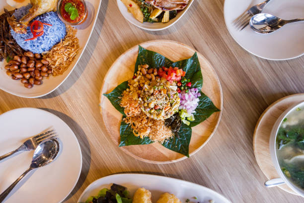 lahpet é o birmanês salada de folha de chá servido com profundo frito alho, amendoim, gergelim branco, camarão seco, gengibre e coco torrado. - myanmar - fotografias e filmes do acervo