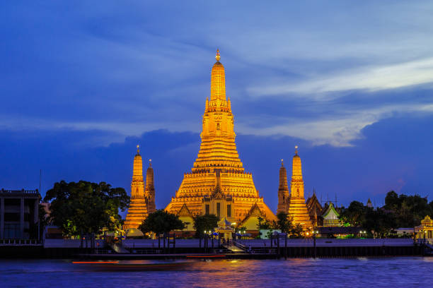 istock Wat Arun temple at night in Bangkok, Thailand 983109072