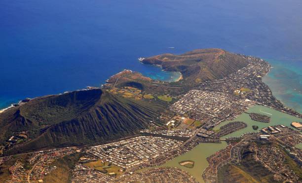 rare aerial view of extinct volcanic crater and ocean in hawaii. - hawaii islands tropical climate mountain residential structure imagens e fotografias de stock