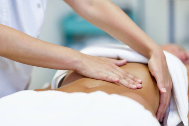 kobieta maseczkadwo przez profesjonalnego terapeutę osteopatii - beauty spa spa treatment massaging health spa zdjęcia i obrazy z banku zdjęć