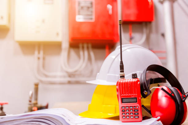 equipamentos de segurança de construção padrão na sala de controle, construção e o conceito de segurança. - protective workwear hat violence construction - fotografias e filmes do acervo