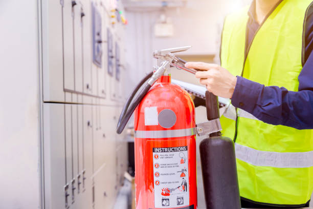 ingeniero inspección extintores de incendios en sala de control. - fire extinguisher office safety protection fotografías e imágenes de stock