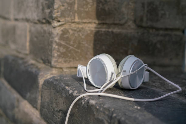 earphone on ancient city wall - xian audio imagens e fotografias de stock